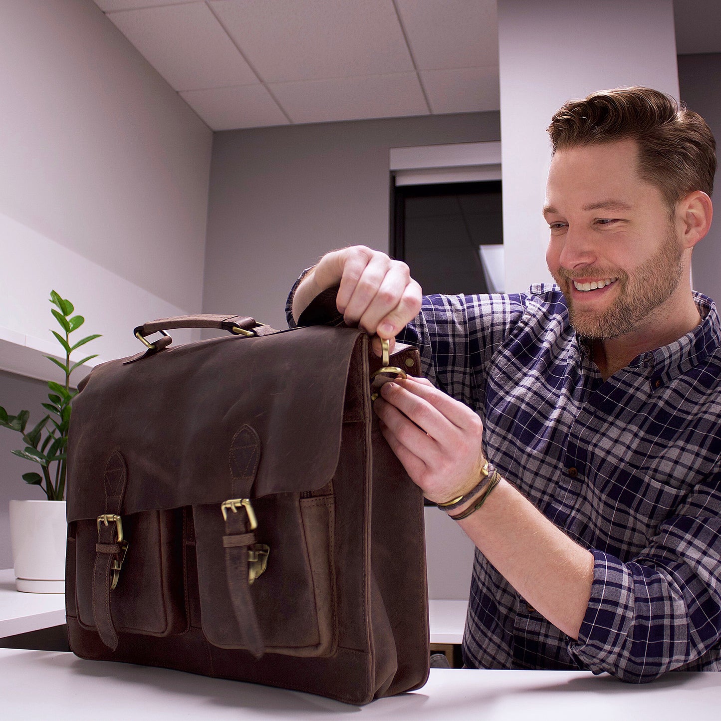 The Distressed Leather Messenger Bag For 15.6 Inch Laptops For Men