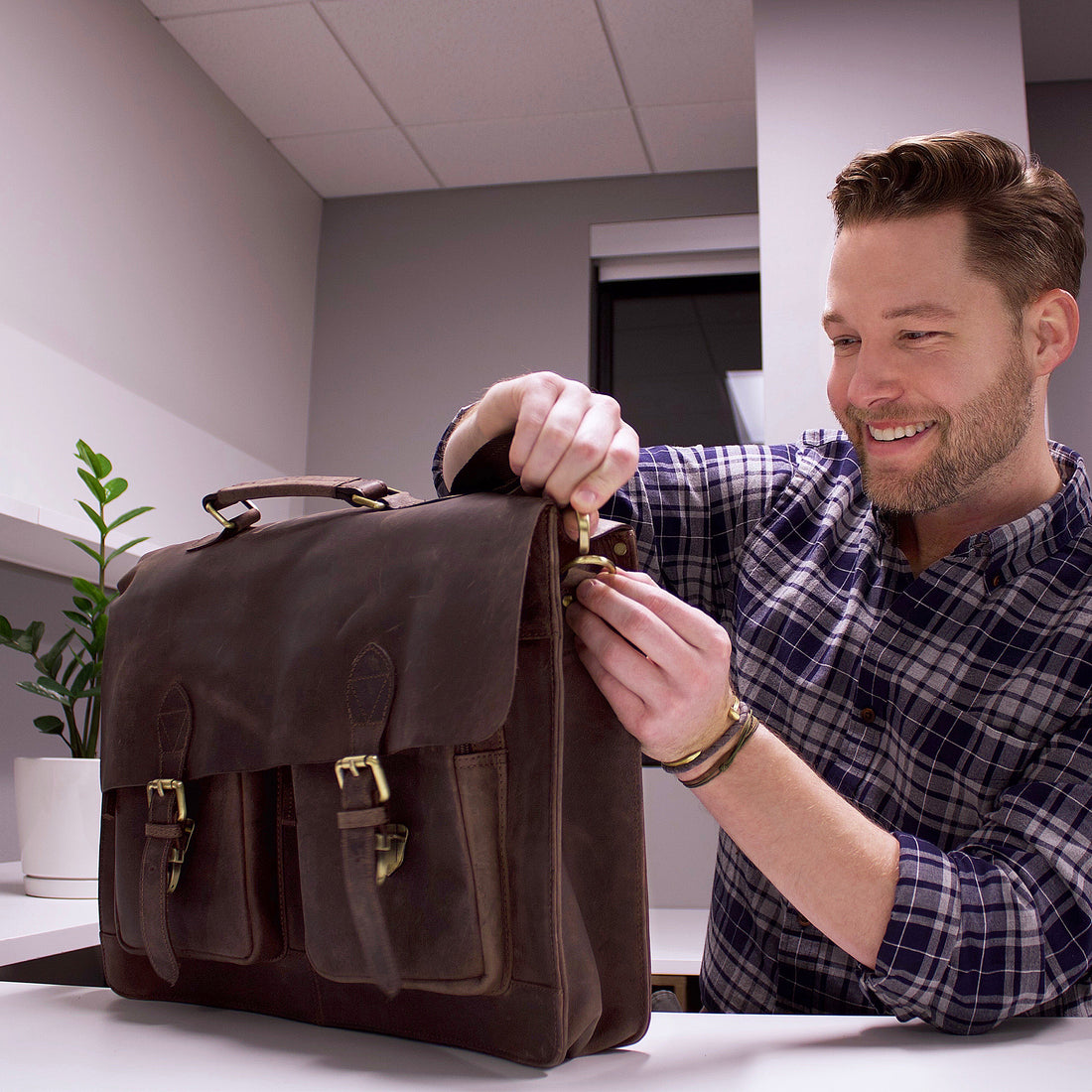The Distressed Leather Messenger Bag For 15.6 Inch Laptops For Men