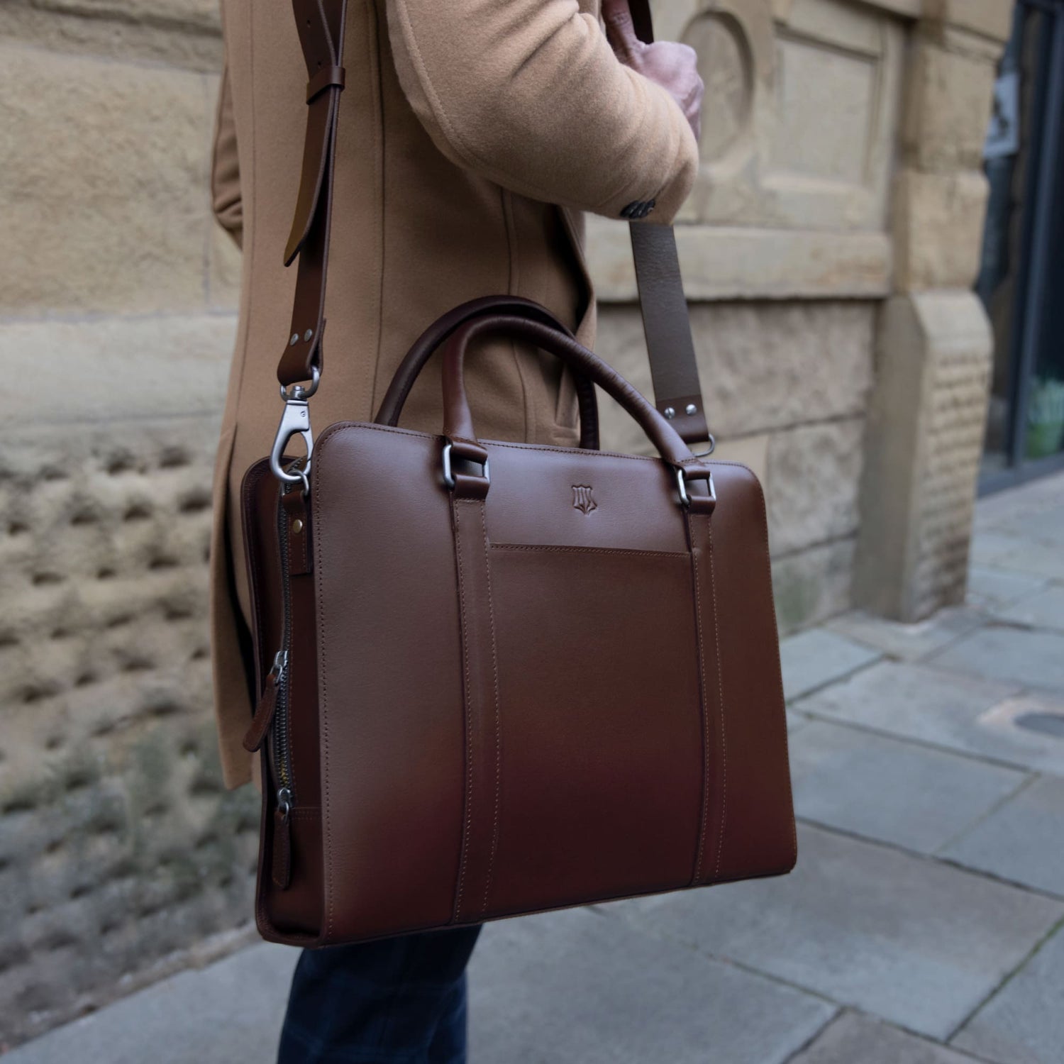 the-executive-leather-briefcase-laptop-bag-lifestyle (7).jpg__PID:1f063c7d-1f18-49b3-b936-adf6281a85b8