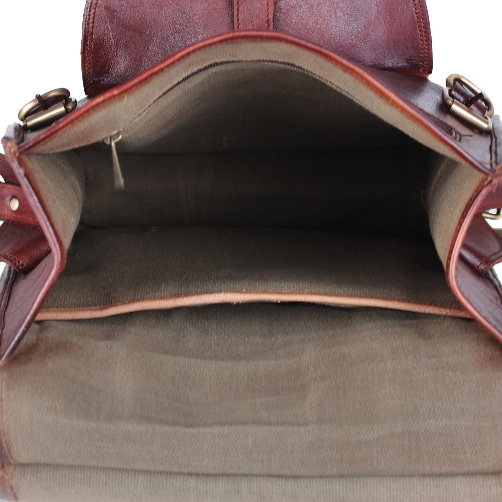 Women Zipped Backpack In Burgundy Leather
